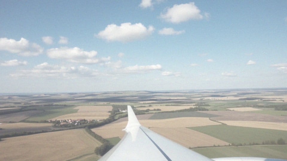 Jak tryb samolotowy wpływa na zakłócenia systemów nawigacyjnych?