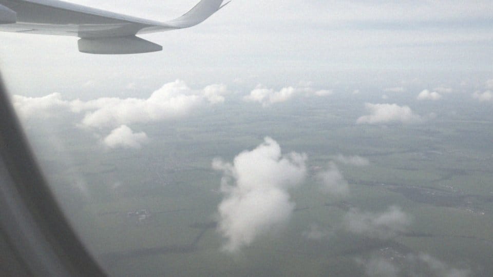 Ile trwa lot z Poznania do Warszawy? Przewodnik po czasach lotu