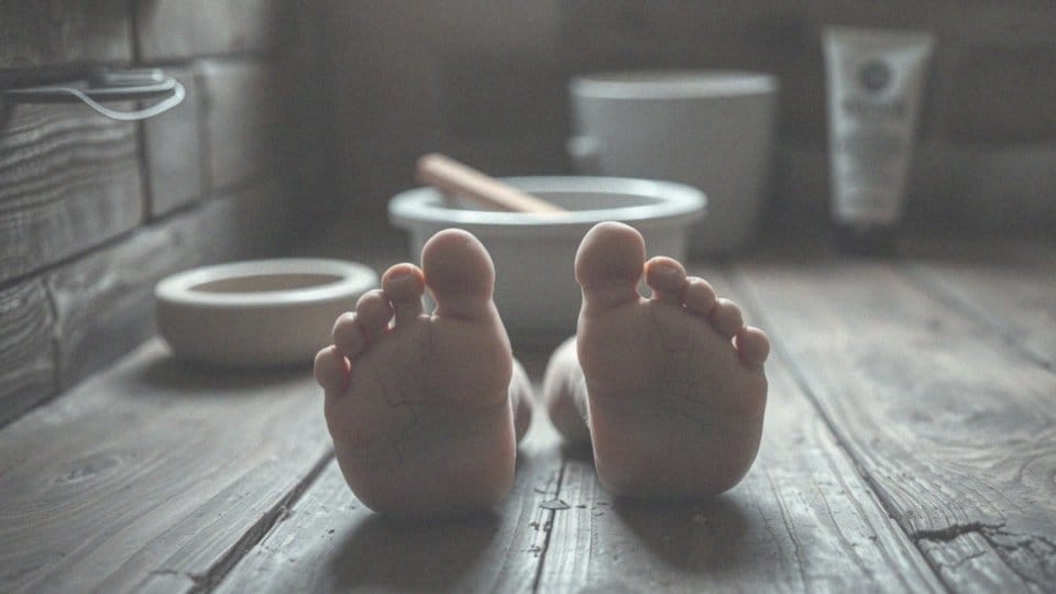 Mocz na pękające pięty – poznaj skuteczne sposoby pielęgnacji