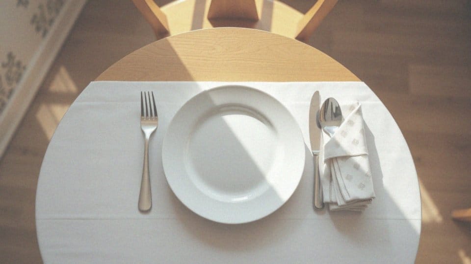 Ułożenie sztućców i serwetek na stole – zasady i porady